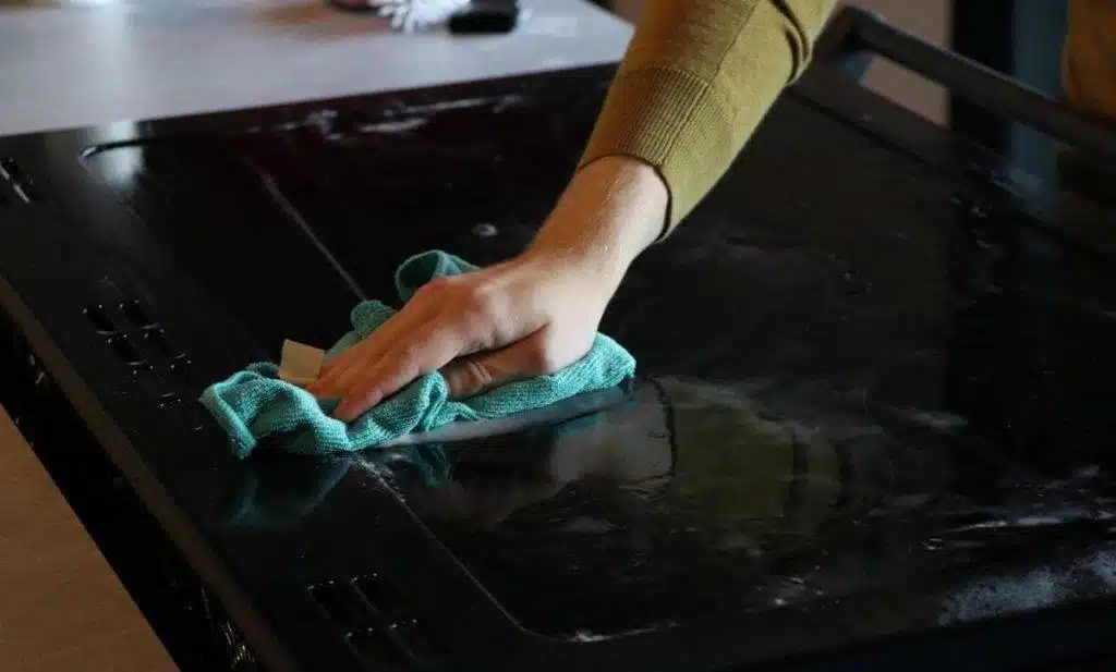 Stappenplan voor het schoonmaken van het inductiefornuis